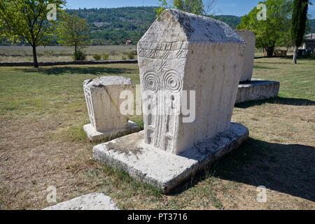 Stećci, antiche lapidi megalitico di Radimlja antica necropoli a Vidovo Polje vicino a Stolac, Bosnia Erzegovina Foto Stock