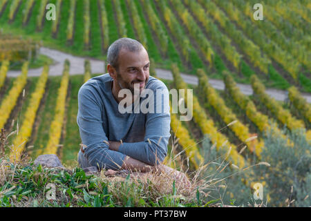 Alto Adige Brigl Forian nella parte anteriore dei vitigni autunnali presso la cantina, Kornell Settequerce, Valle dell Adige, Val Venosta, Alto Adige, Italia Foto Stock