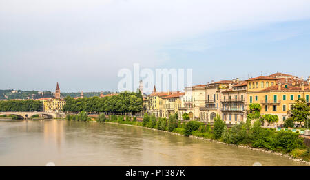 La vista dal ponte scaligero sulla città, Ponte Scaligero, il fiume Adige, Verona, Veneto, Italia, Europa Foto Stock