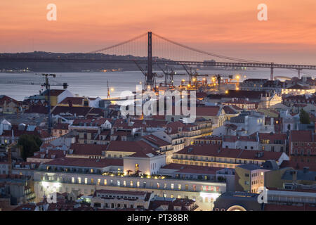 Il Portogallo, Lisbona, dettaglio centro storico con il porto e il Ponte 25 de Abril in background Foto Stock