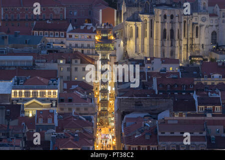 Il Portogallo, Lisbona, Elevador de Santa Justa e la rovina del Convento do Carmo, night shot da Castelo de São Jorge Foto Stock