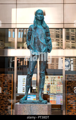 Tokyo, Giappone - 29 Aprile 2018: statue in bronzo all'aperto massa al Governo Metropolitano di Tokyo edificio Foto Stock