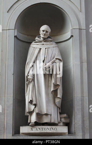 San Antonino di Firenze. Statua in marmo da scultore italiano Giovanni Dupré sulla facciata della Galleria degli Uffizi (Galleria degli Uffizi di Firenze, Toscana, Italia. Foto Stock