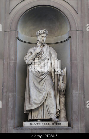 Medievale italiana poeta Dante Alighieri. Statua in marmo da scultore italiano Paolo Emilio Demi sulla facciata della Galleria degli Uffizi (Galleria degli Uffizi di Firenze, Toscana, Italia. Foto Stock