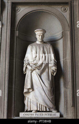 Rinascimento Italiano banchiere e uomo politico Cosimo di Giovanni de' Medici. Statua in marmo da scultore italiano Luigi Magi sulla facciata della Galleria degli Uffizi (Galleria degli Uffizi di Firenze, Toscana, Italia. Foto Stock