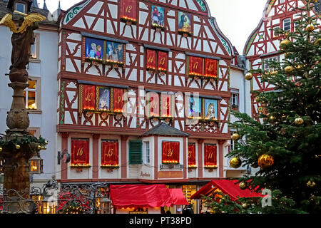 Calendario dell'avvento casa al posto del mercato nel periodo di Natale, Bernkastel-Kues, la valle di Mosel, Renania-Palatinato, Germania Foto Stock