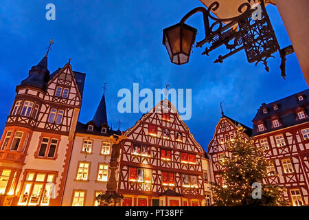 Piazza del mercato nel tempo di Natale, Bernkastel-Kues, la valle di Mosel, Renania-Palatinato, Germania Foto Stock