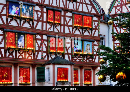 Calendario dell'avvento casa al posto del mercato nel periodo di Natale, Bernkastel-Kues, la valle di Mosel, Renania-Palatinato, Germania Foto Stock