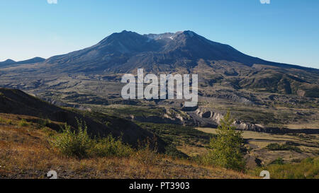 Il Monte Sant Helens, Washington, come si vede dal Johnston Ridge Osservatorio sentiero di confine presto su un chiaro e limpido giorno. Foto Stock