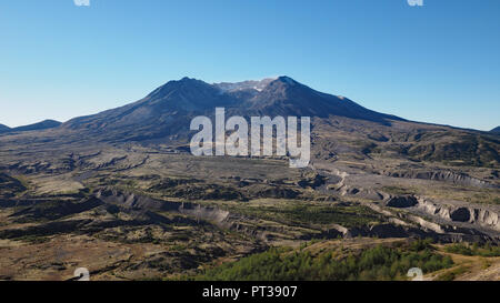 Il Monte Sant Helens, Washington, come si vede dal Johnston Ridge Osservatorio sentiero di confine presto su un chiaro e limpido giorno. Foto Stock