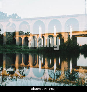 Serata al serbatoio Obersee con ponte ferroviario in Bielefeld-Schildesche, doppia esposizione Foto Stock