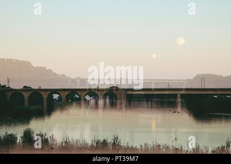 Serata al serbatoio Obersee con ponte ferroviario in Bielefeld-Schildesche Foto Stock