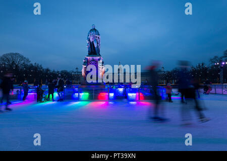 Germania, Baden-Württemberg, Karlsruhe, 'Eiszeit' pista di pattinaggio sul ghiaccio sulla Schlossplatz (piazza del Castello) con il monumento del Granduca Karl Friedrich Foto Stock