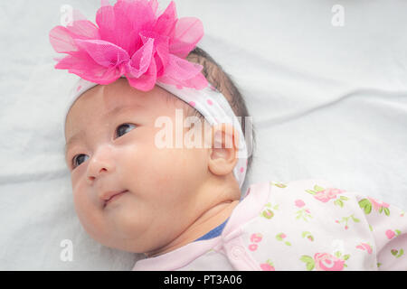 Neonato dorme 4 settimane di età in rosa Foto Stock