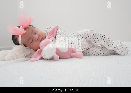 4 settimane di età neonato recante sleeping Foto Stock