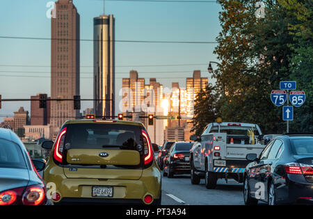 Mattina Rush Hour pendolari verso il centro cittadino di Atlanta, la Georgia e l'I-75/I-85 Downtown connettore. (USA) Foto Stock