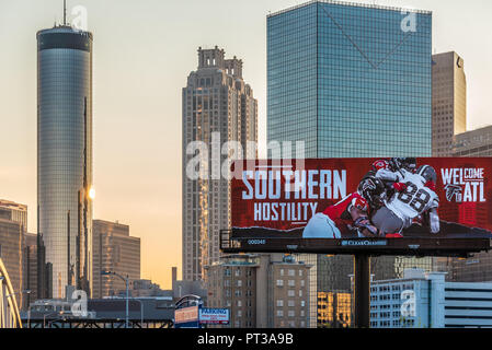 Vista del centro della città di Atlanta, Georgia all alba da Mercedes-Benz Stadium, casa dei NFL's Atlanta Falcons e host del Super Bowl LIII. (USA) Foto Stock