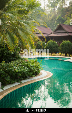 Bellissima piscina circondata dal paesaggio tropicale Foto Stock