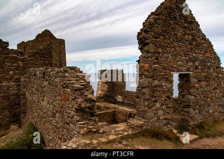 Wheal Coates Miniera di stagno. In rovina e in parte restaurato in stile vittoriano edifici di miniera. Sant Agnese, Cornwall, Inghilterra. Foto Stock