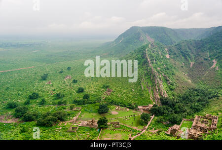 Vista aerea di rovine di Bhangarh fort, Alwar, Rajasthan, India Foto Stock