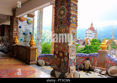 Pilastri, pavimenti, facciate, pareti decorate con mosaici colorati design in tutto l'edificio a Son Pha Kaew, Khao Kor, Phetchabun, Thailandia. Foto Stock