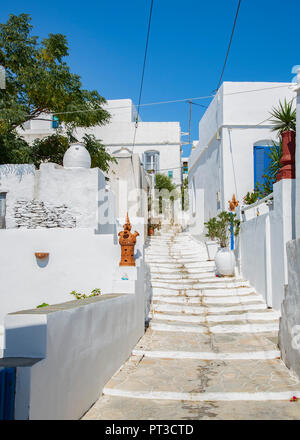 Una stretta strada di Artemonas sull'isola greca di Sifnos nelle Cicladi Foto Stock