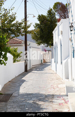 Una stretta strada di Artemonas sull'isola greca di Sifnos nelle Cicladi Foto Stock