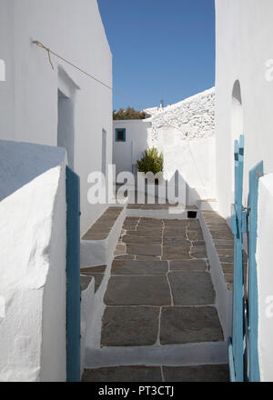 Una stretta strada di Artemonas sull'isola greca di Sifnos nelle Cicladi Foto Stock