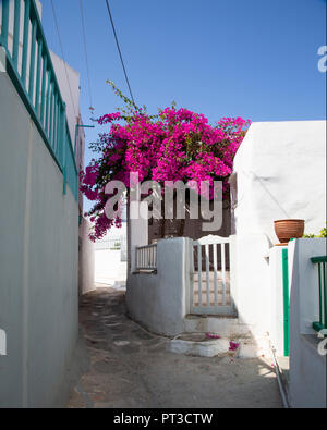 Una stretta strada di Artemonas sull'isola greca di Sifnos nelle Cicladi Foto Stock