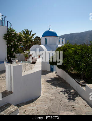 Una chiesa greco ortodossa in una stretta strada di Artemonas sull'isola greca di Sifnos nelle Cicladi Foto Stock