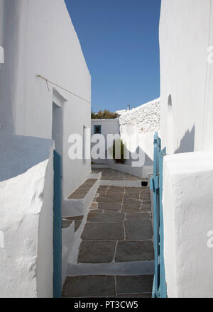 Una stretta strada di Artemonas sull'isola greca di Sifnos nelle Cicladi Foto Stock