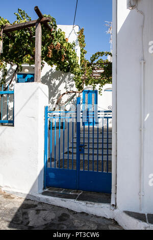 Una stretta strada di Artemonas sull'isola greca di Sifnos nelle Cicladi Foto Stock