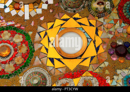 Bel mosaico colourful mandala decorato con gemme, a Son Pha Kaew, in Khao Kor, Phetchabun, Thailandia. Foto Stock