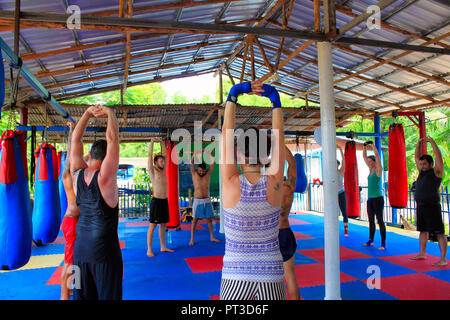 PHETCHABUN, Thailandia, maggio 2018, popolo tratto in un cerchio prima di praticare il pugilato in una palestra aperta a Ban Bung Sam Phan Nok. Foto Stock