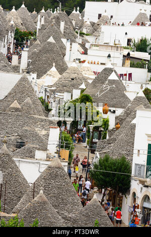 Alberobello, Italia - 21 agosto 2018: Panorama del famoso villaggio di Alberobello con i suoi vicoli e i turisti Foto Stock