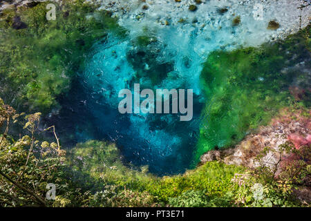 Blue Eye (Syri i Kalter, Azure occhio), acqua primavera, la sorgente del fiume Bistrice (Bistrica), vicino Muzine, Albania Foto Stock