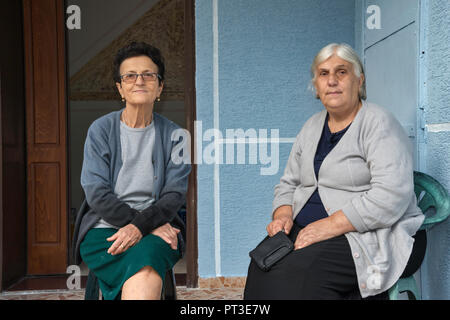 Due donne nella città di Argirocastro, Albania Foto Stock