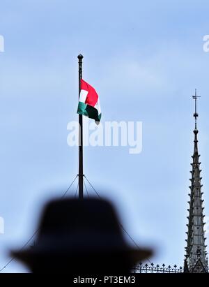 Bandiera di Ungheria dietro la statua di Imre Nagy in Budapest Foto Stock