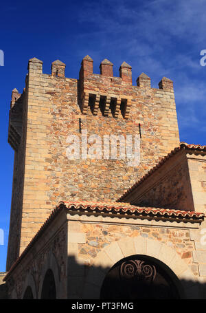 Dettaglio della Torre de Bujaco (XII secolo) centro storico di Caceres, Estremadura, Spagna. UNESCO - Sito Patrimonio dell'umanità. Nel tardo pomeriggio di sole. Foto Stock