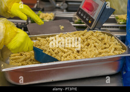 La Pasta fresca viene preparato in un cibo britannico a società di produzione Foto Stock