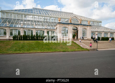 Esterno della casa clima temperato in Royal Botanic Gardens di Kew Gardens Londra Inghilterra REGNO UNITO Foto Stock