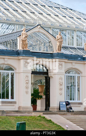 Ingresso alla Casa Clima temperato in Royal Botanic Gardens di Kew Gardens Londra Inghilterra REGNO UNITO Foto Stock