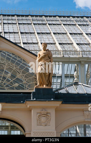 Statua di Silvano il dio romano di boschi e campi all'ingresso della Casa Clima temperato in Royal Botanic Gardens di Kew Gardens Londra Inghilterra REGNO UNITO Foto Stock