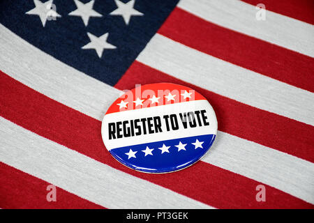 Registrarsi per votare il testo sul pulsante elettorale con bandiera americana Foto Stock