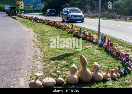 Decorate spremute e zucche in vendita per la festa di Halloween, Kröv, la valle di Mosel, Renania-Palatinato, Germania Foto Stock