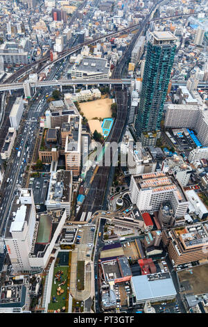 Vista aerea della città di Osaka dall'alta 300 metri Harkus astratta osservatorio, 'Harukas 300' sulla parte superiore della torre Harukas. Consente di visualizzare direttamente verso il basso. Foto Stock