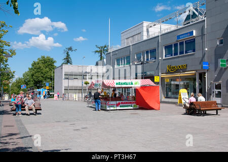 LAPPEENRANTA, Finlandia - 15 giugno 2016: persone sedersi sui banchi e comprare fragola sul Oleksi zona pedonale - parte del Kauppakatu Street Foto Stock