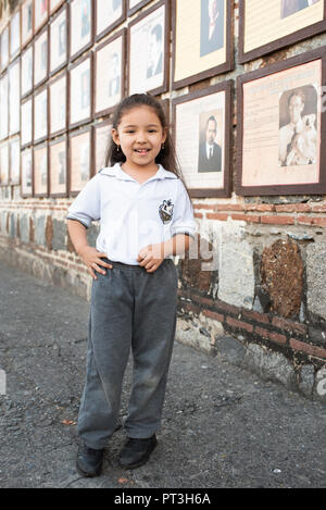 Giovane ragazza in posa per la fotocamera a Santa Fe de Antioquia, Colombia. Solo uso editoriale. Sep 2018 Foto Stock