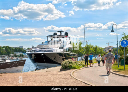 LAPPEENRANTA, Finlandia - 15 giugno 2016: la gente a piedi vicino al yacht sulla banca del Lago Saimaa in estate Foto Stock
