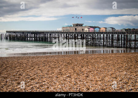 Cabine sulla spiaggia, sul molo di Hastings Foto Stock